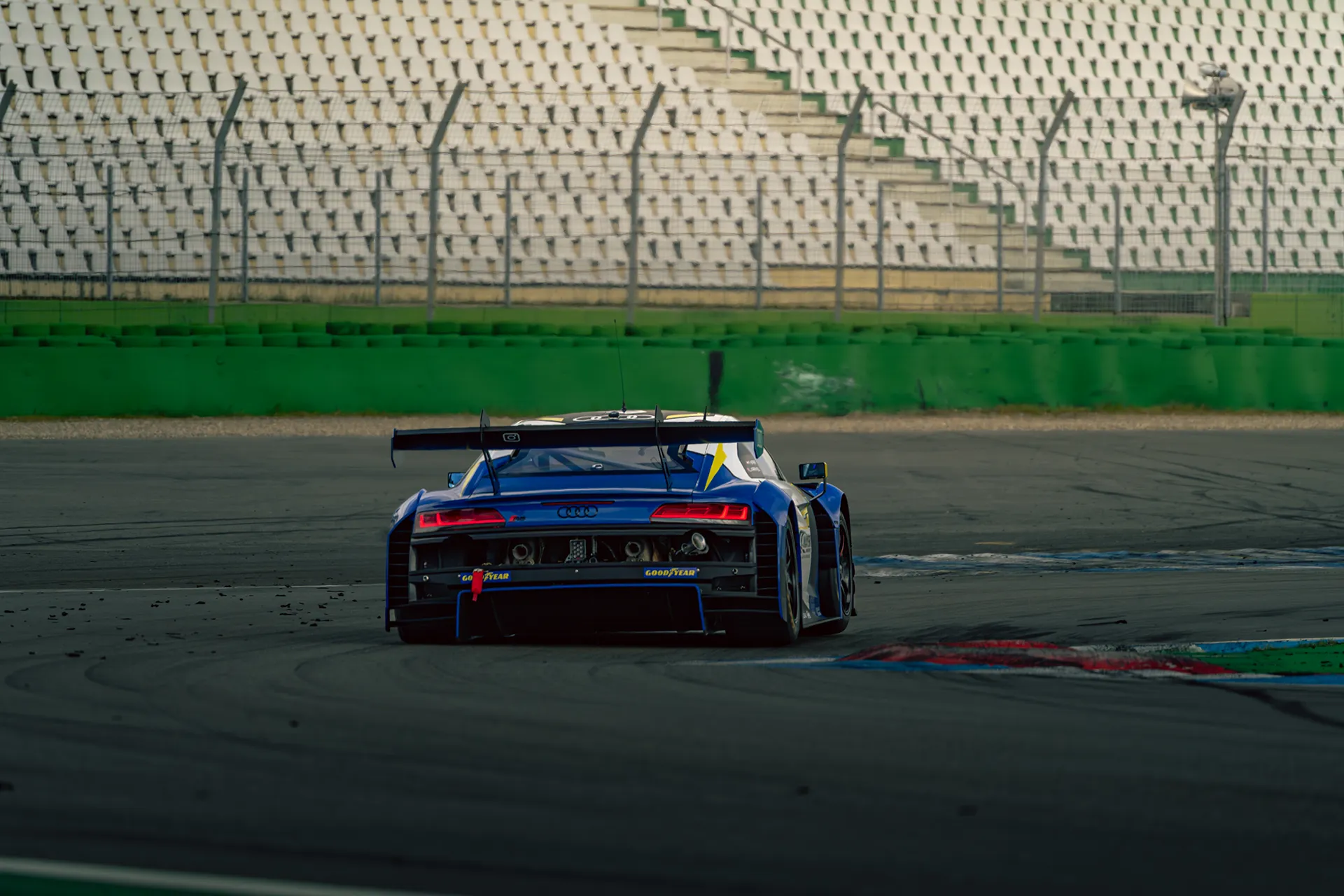 Audi R8 Blau — Motorsport photography, Dans Trackday, image 7