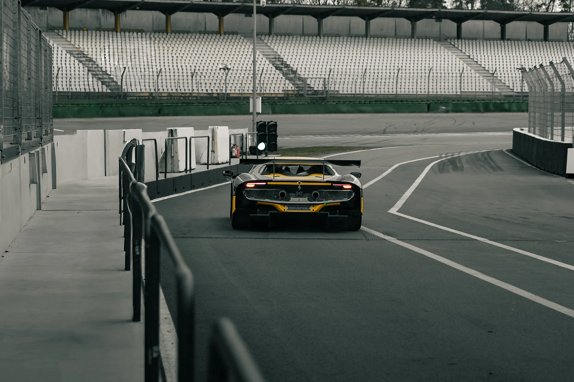 Ferrari Gelb NR296 — Motorsport photography, Dans Trackday, image 1