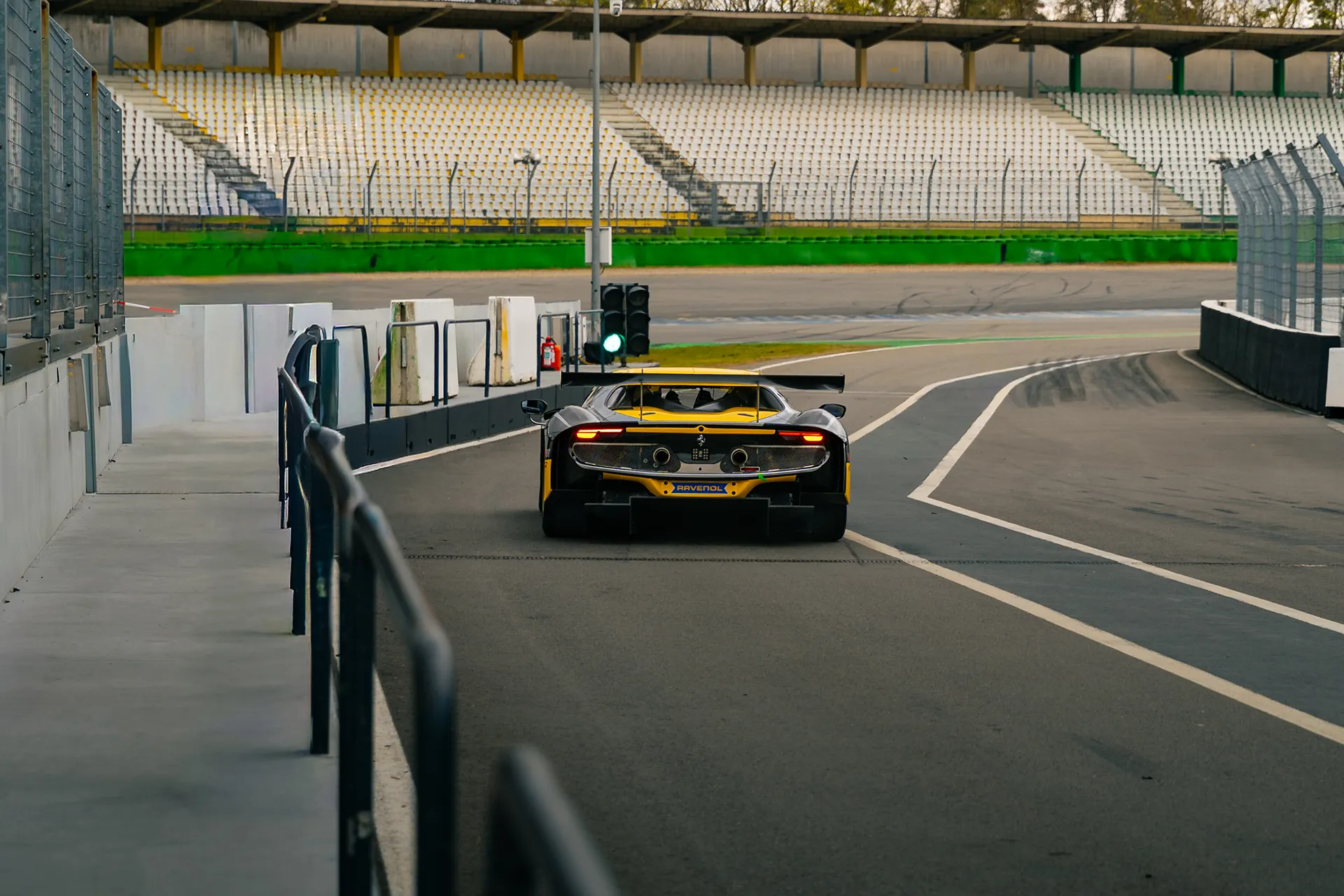 Ferrari Gelb NR296 — Motorsport photography, Dans Trackday, image 2