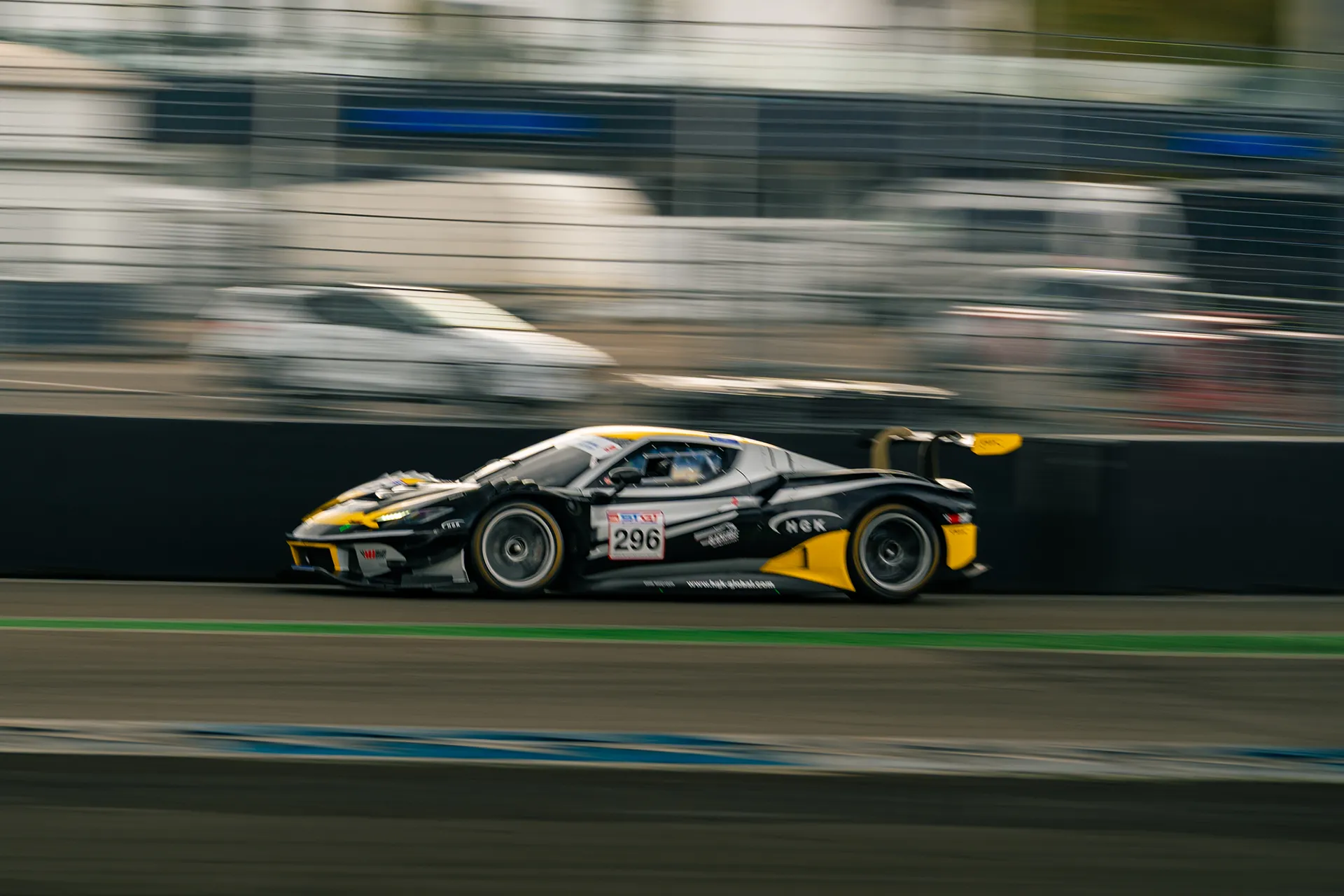 Ferrari Gelb NR296 — Motorsport photography, Dans Trackday, image 3