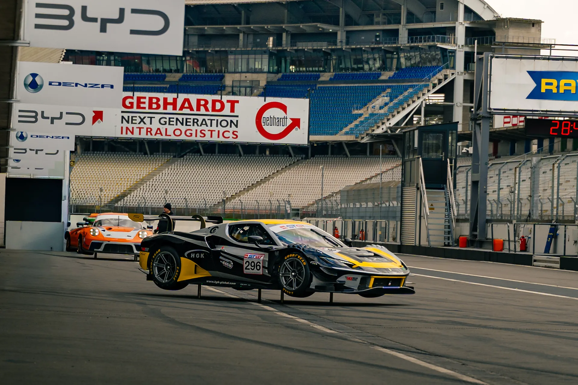 Ferrari Gelb NR296 — Motorsport photography, Dans Trackday, image 5