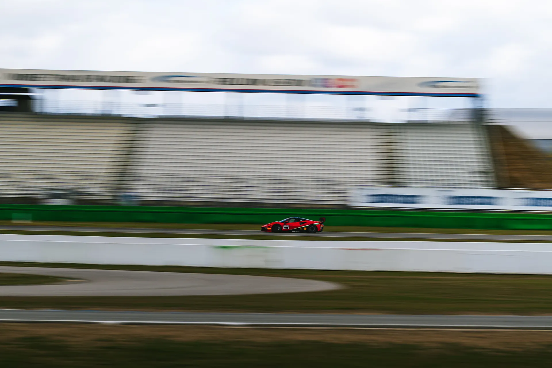 Ferrari Rot NR378 — Motorsport photography, Dans Trackday, image 4