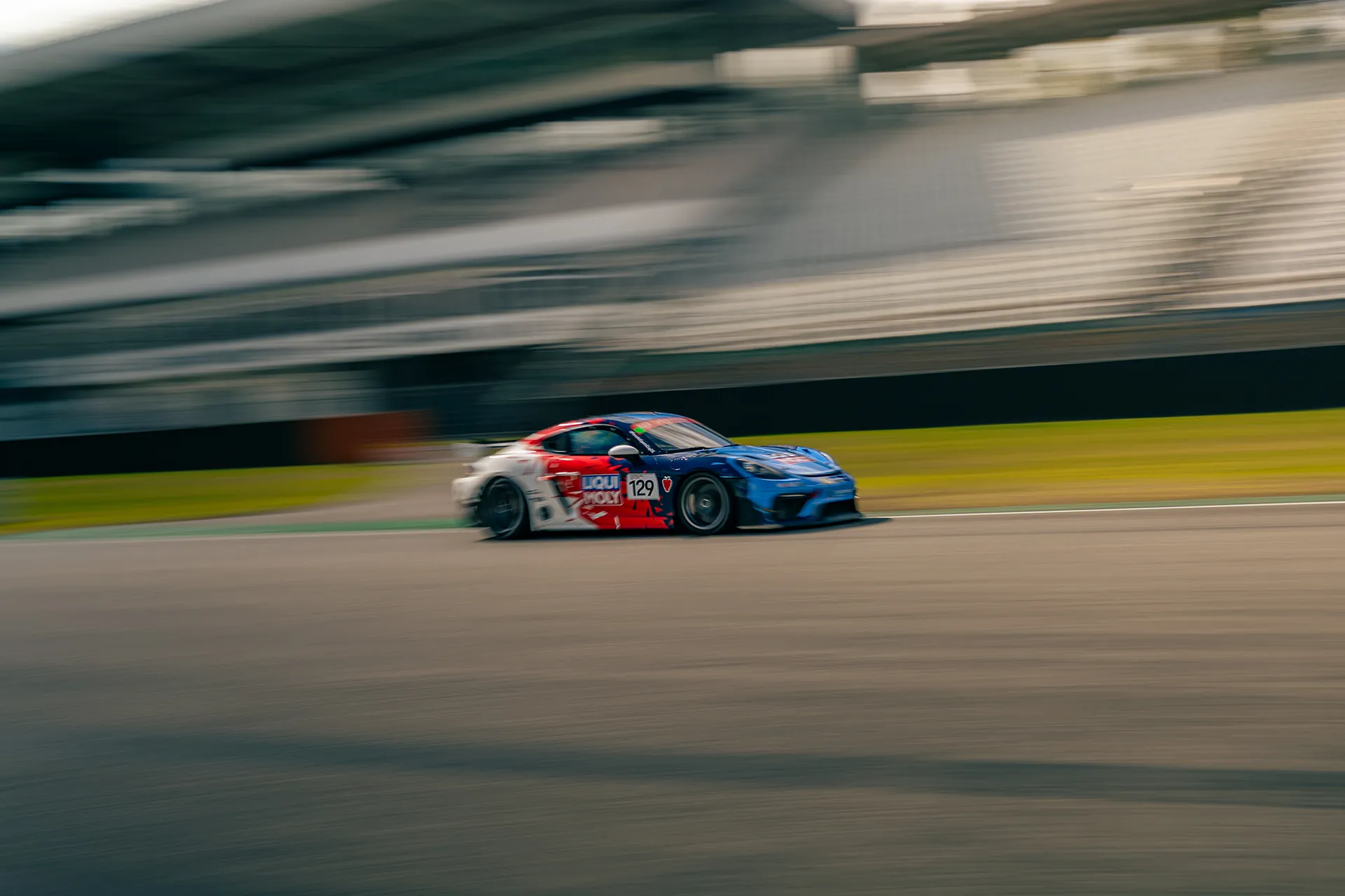 Porsche Cayman NR129 — Motorsport photography, Dans Trackday, image 4